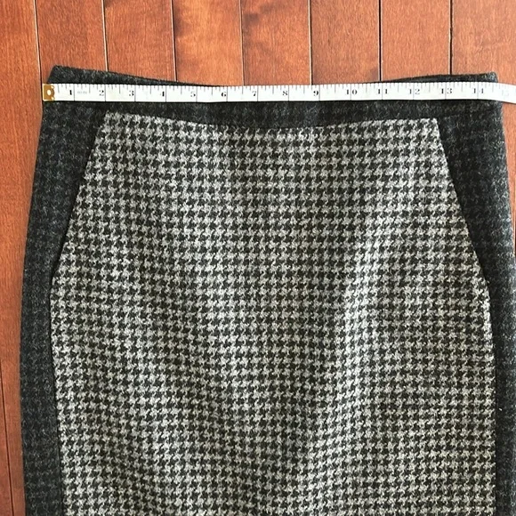 J. Crew Women's Black and Gray Herringbone Print Pencil Skirt Size 2 - Picture 4 of 7